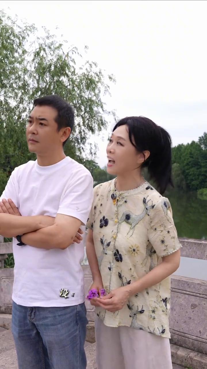 别想那么多了，凡人怎能没有烦恼。人生多枯燥，烦恼真来了。你只有对它笑，你若是怕它