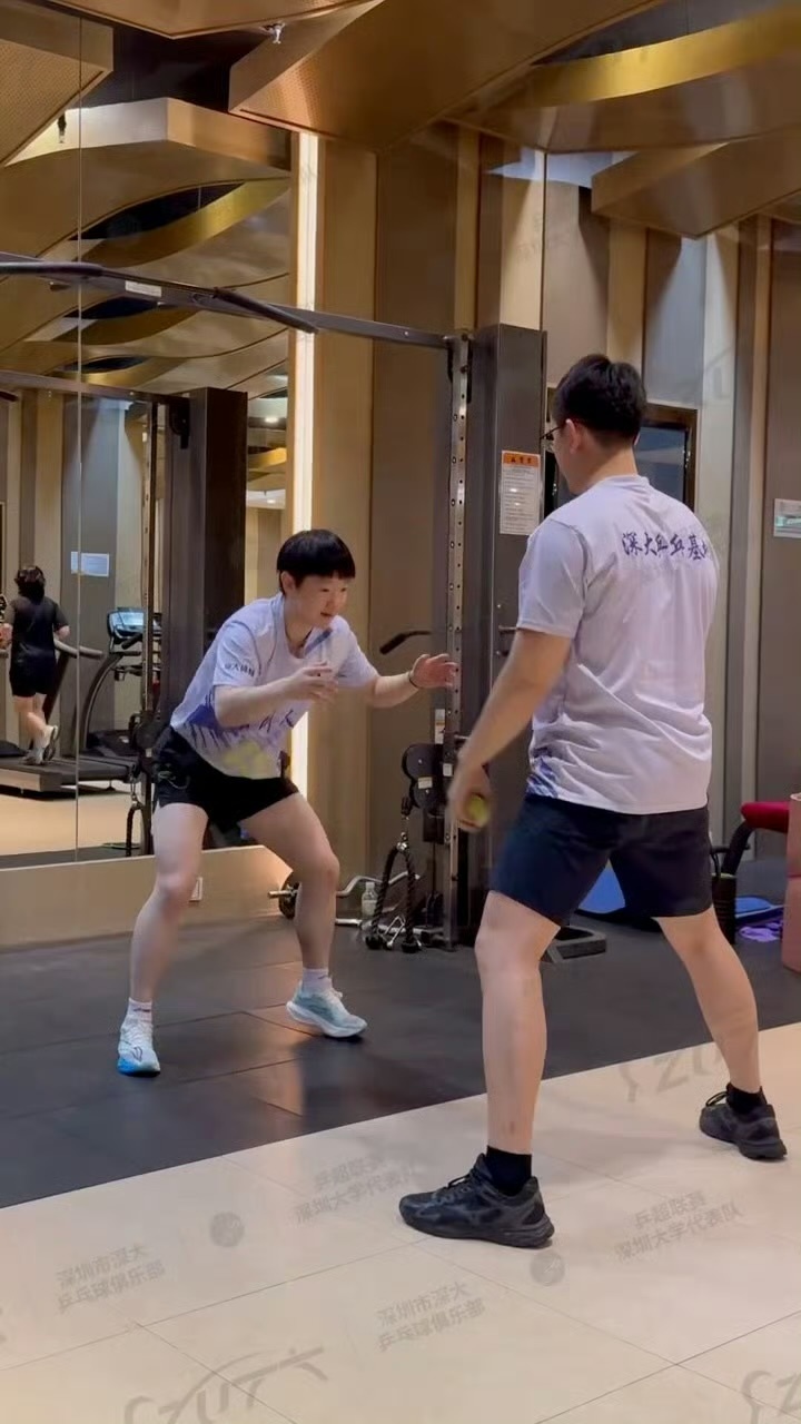 孙颖莎不信邪喊再来一次孙颖莎 这反应能力训练，莎莎有点可爱呀！ 