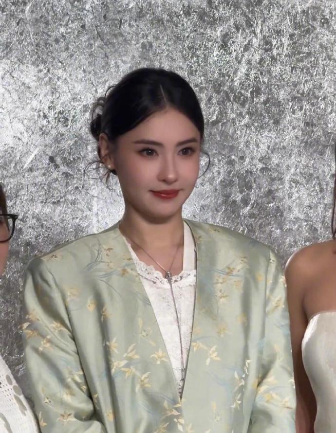 最近张柏芝在宜宾出席时尚活动，她这回搭配的很显年轻，看起来光彩照人。

张柏芝里