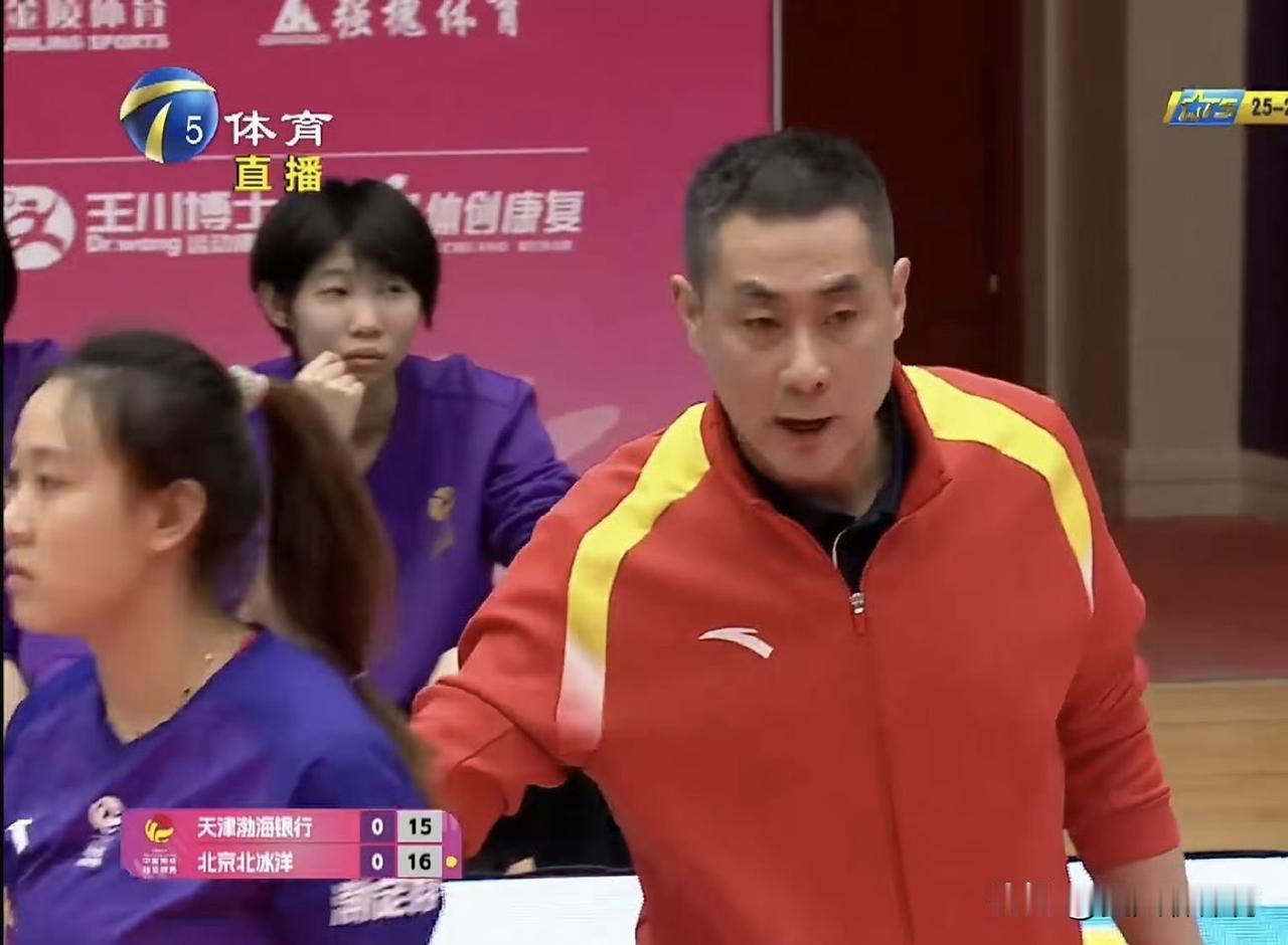 北京女排今天全力冲发球，这点战术非常成功，天津女排暴露出一传大漏洞！邹佳琪和法布