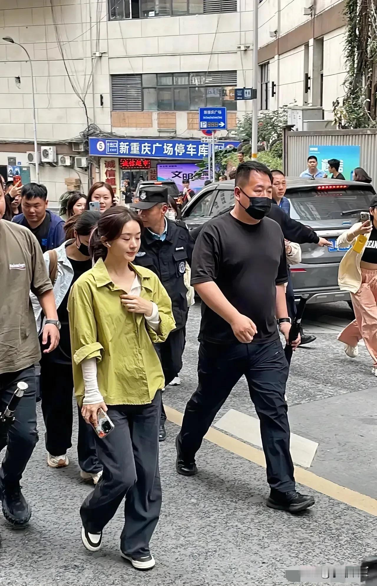 赵丽颖派头十足，一大堆保安人员保护左右。真人没有银幕上好看，有点驼背的感觉，气色