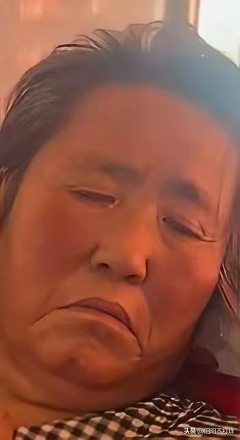 泪目！一母亲吃完午饭后说身上不舒服，想上床躺一会儿，家人没在意，一段时间后，女儿