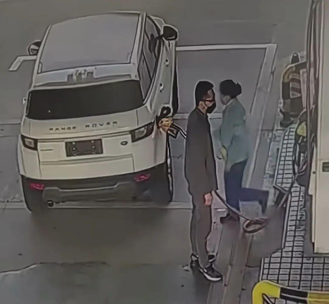 出乎预料了，江西九江，一名男子开着路虎去加油站加油，但工作人员为其加油时，就觉得