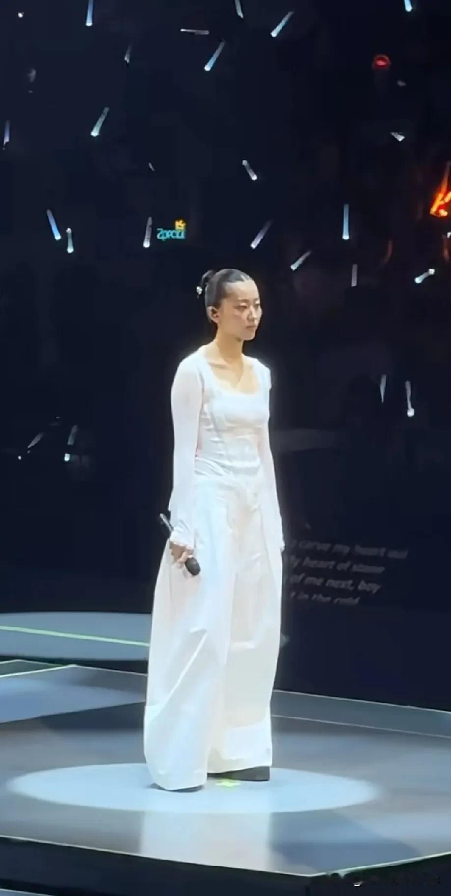陈奕迅的女儿陈康堤（20岁）签约华纳，正式开启了她的出道之旅！她自幼便热爱音乐，