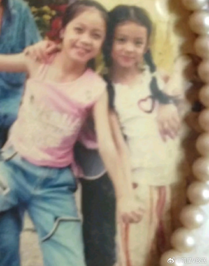 周也和姐姐 大明星和设计师 才知道本名周妙想，姐姐叫周琦思，这名字太好听了。现在