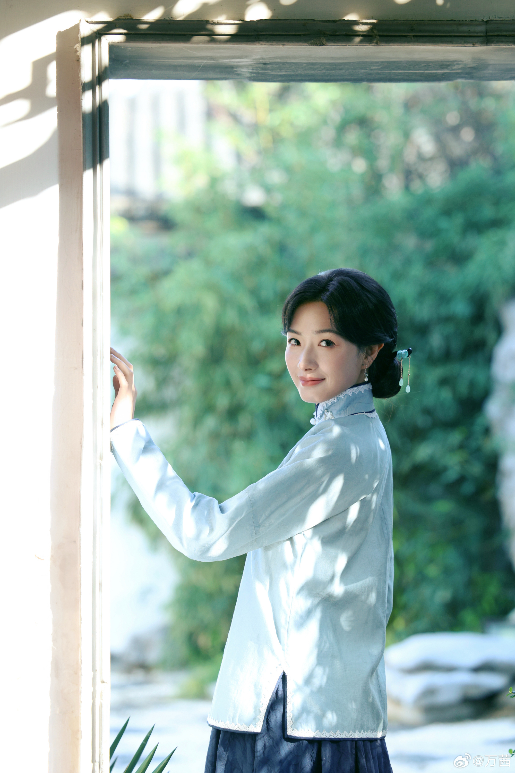 万茜民国风完全白月光万茜民国大家闺秀仪态骨相美 + 气质美双在线！万茜民国风完全