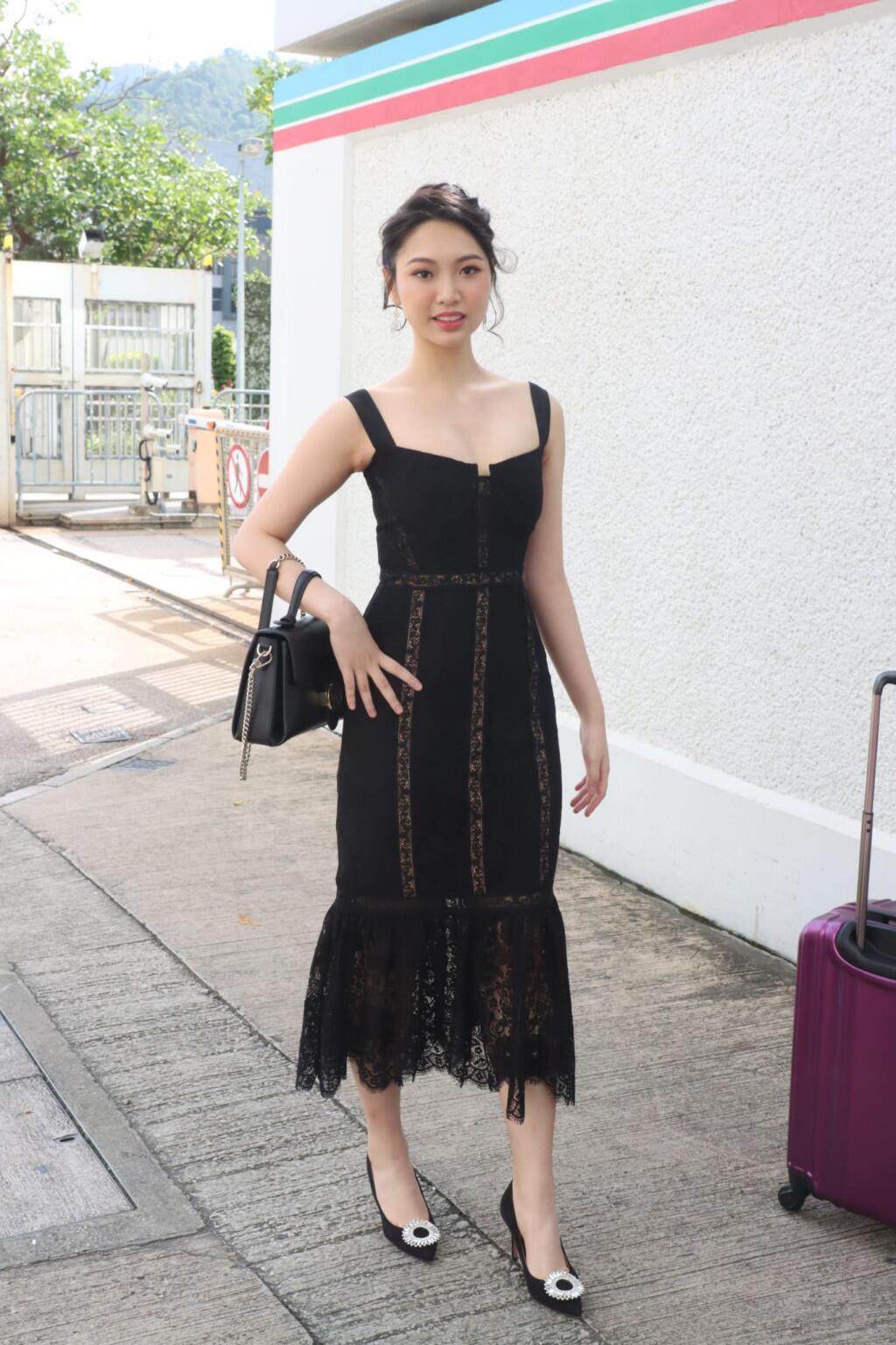 #2023香港小姐决赛#原来她们很多是“举荐制”来的，跟之前港姐冠军是朋友，或跟