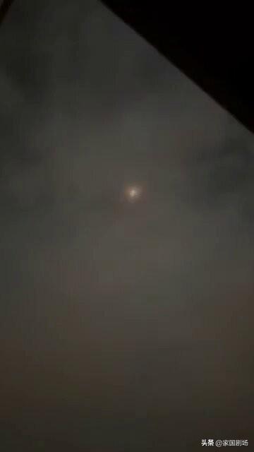 据称，一段视频显示，伊朗向沙特阿拉伯哈尔吉的苏丹王子空军基地发射了一枚弹道导弹，