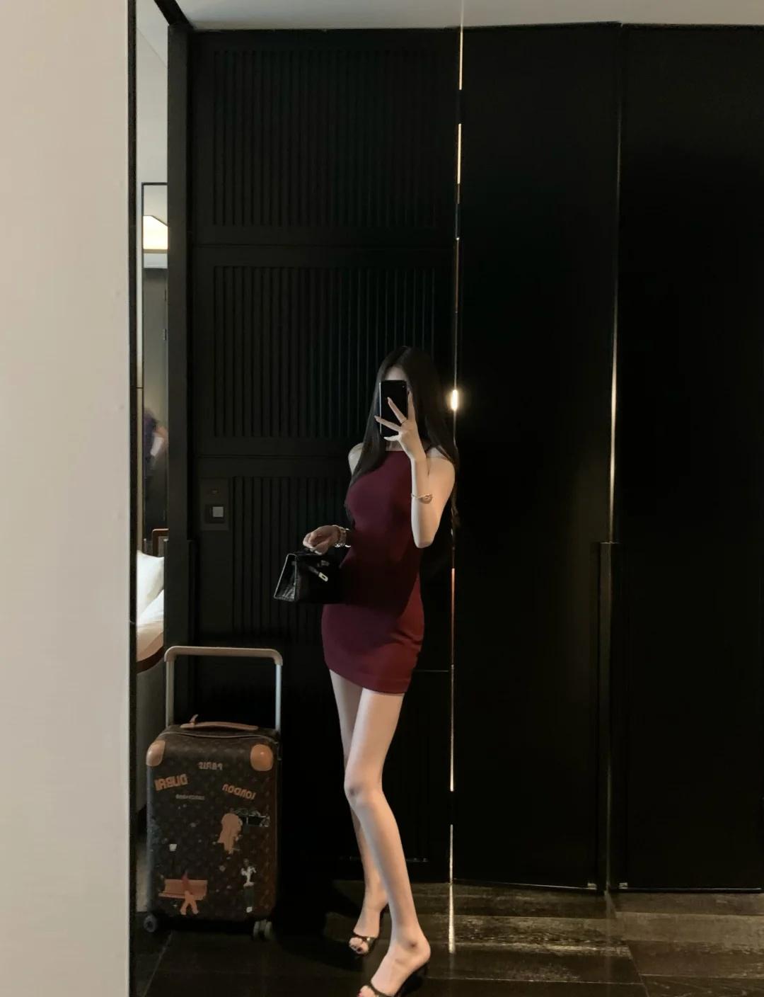 🍷
今年都没推过的Kendall裙又默默卖了一千件
在色卡上挑了一个绝美的酒红