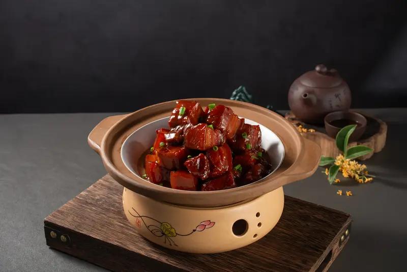做红烧肉时，用冰糖还是白糖我喜欢用冰糖，这样做的味道会更好一些，色泽鲜艳夺目。