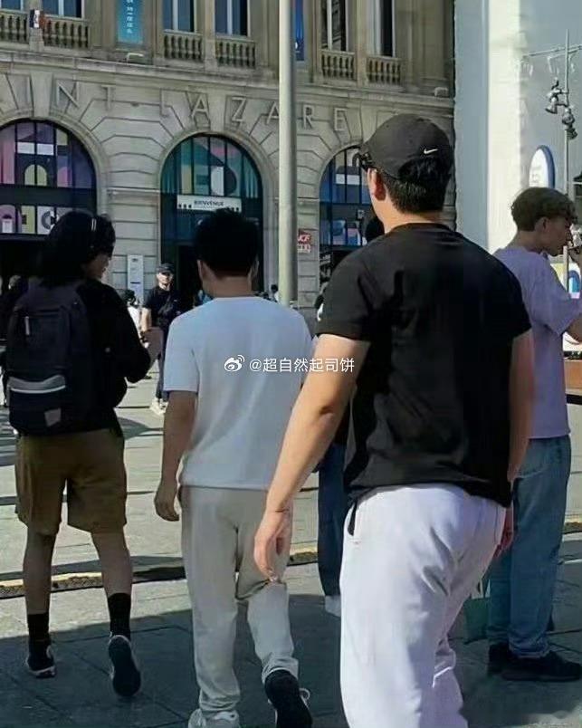 一个天天夸华为的人居然用苹果... ​​​