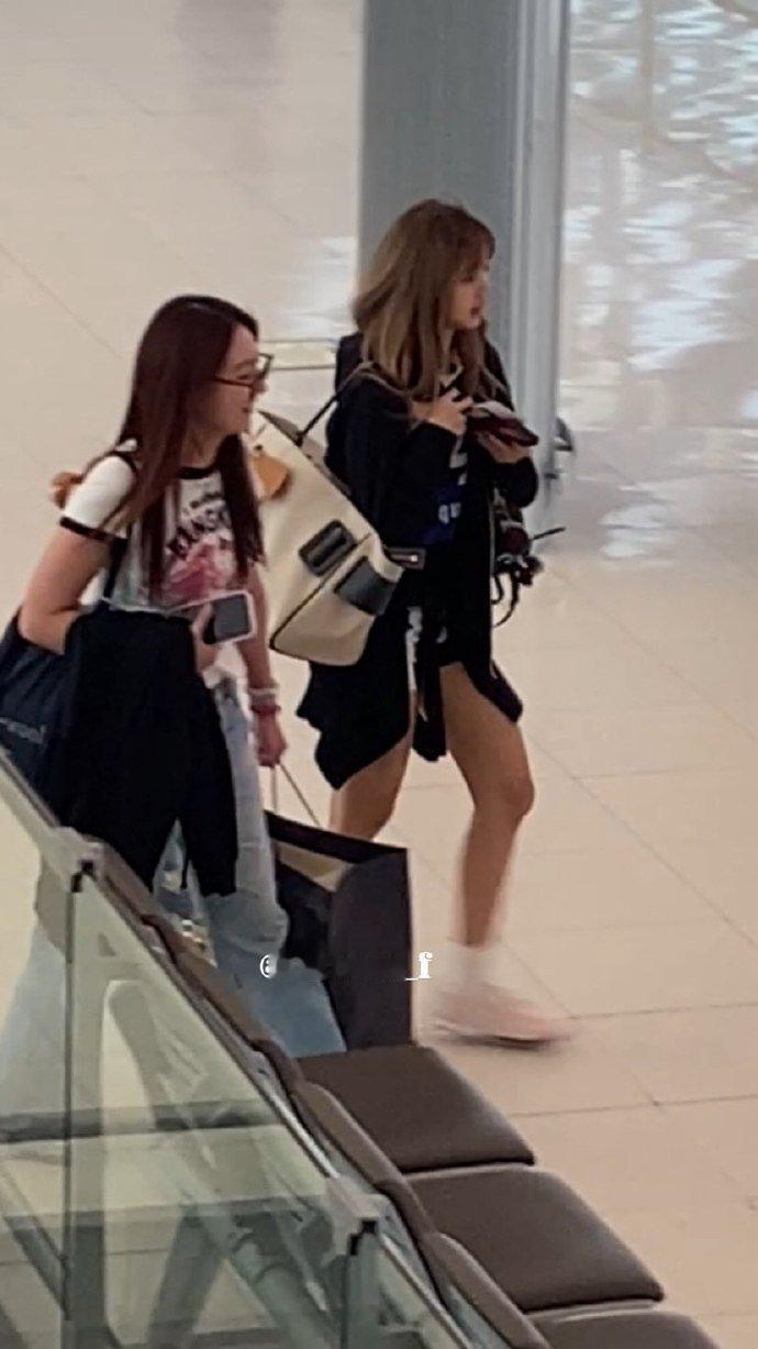 新加坡环球影城偶遇lisa谁在为 Lisa 的原相机颜值疯狂打 call？无滤镜