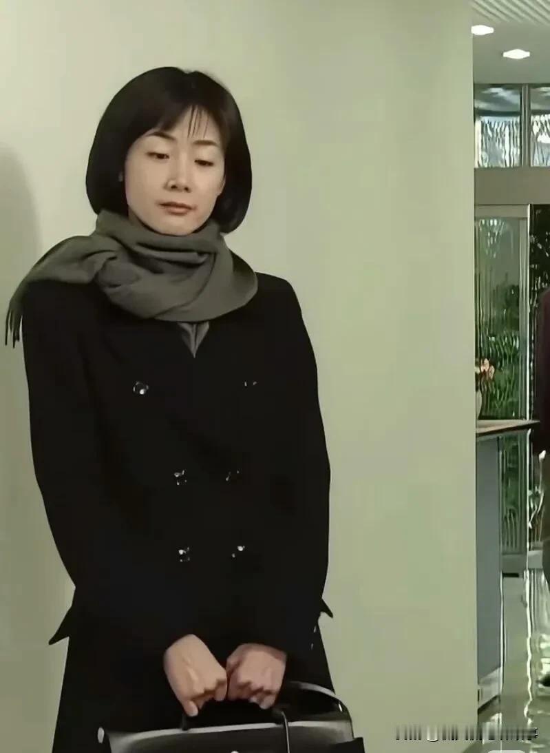 《冬季恋歌》的穿搭是真的绝啊！放到二十年后看，照样洋气到不行，完全没有时代感可言