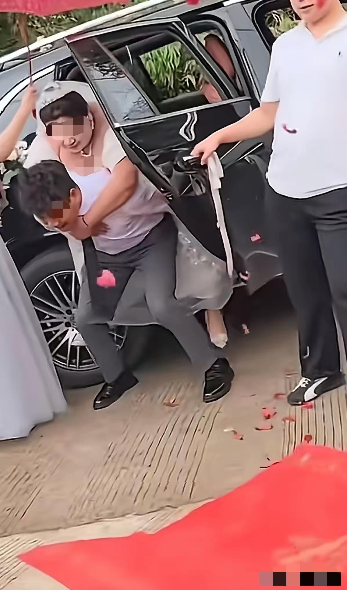 要命了！真的是难为这位小伙子了！[泪奔]在背新娘的时候，可能是太沉了，小伙子往上