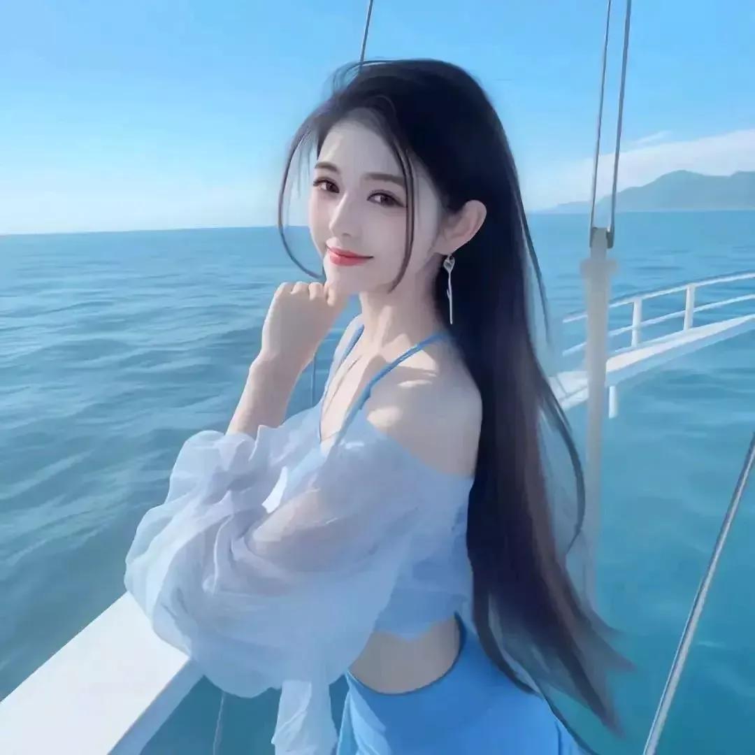 在游轮上享受海风，轻抚脸颊，感受自由与美好。游轮黄昏景 游轮度假风 游轮美拍 游