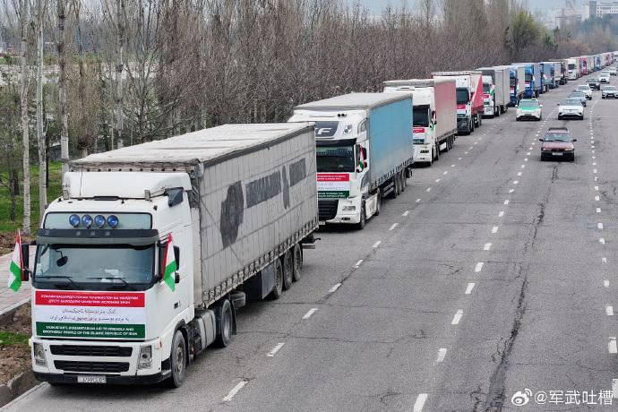 一个110辆卡车组成的人道主义援助车队正浩浩荡荡开往伊朗，特朗普喊盟友帮忙却没一