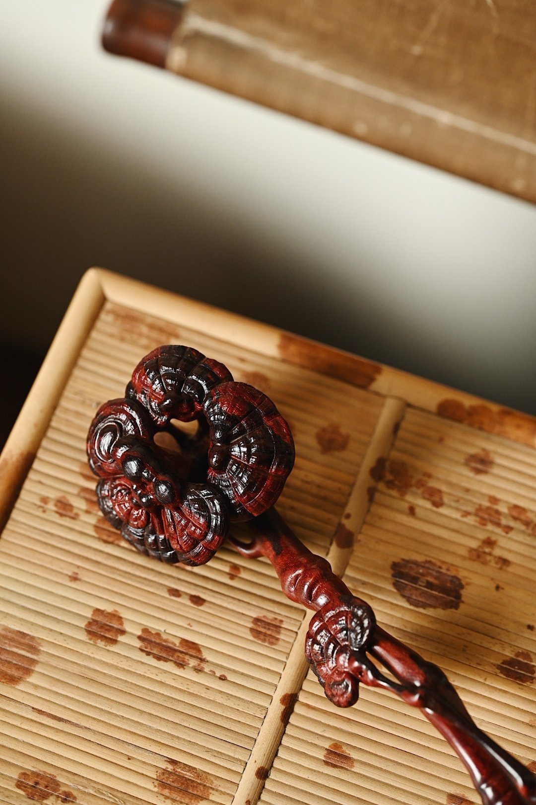 小叶紫檀 | 灵芝 如意质地沉实，色泽凝润，整料随形雕琢，柄身虬曲苍劲，肌理凹凸
