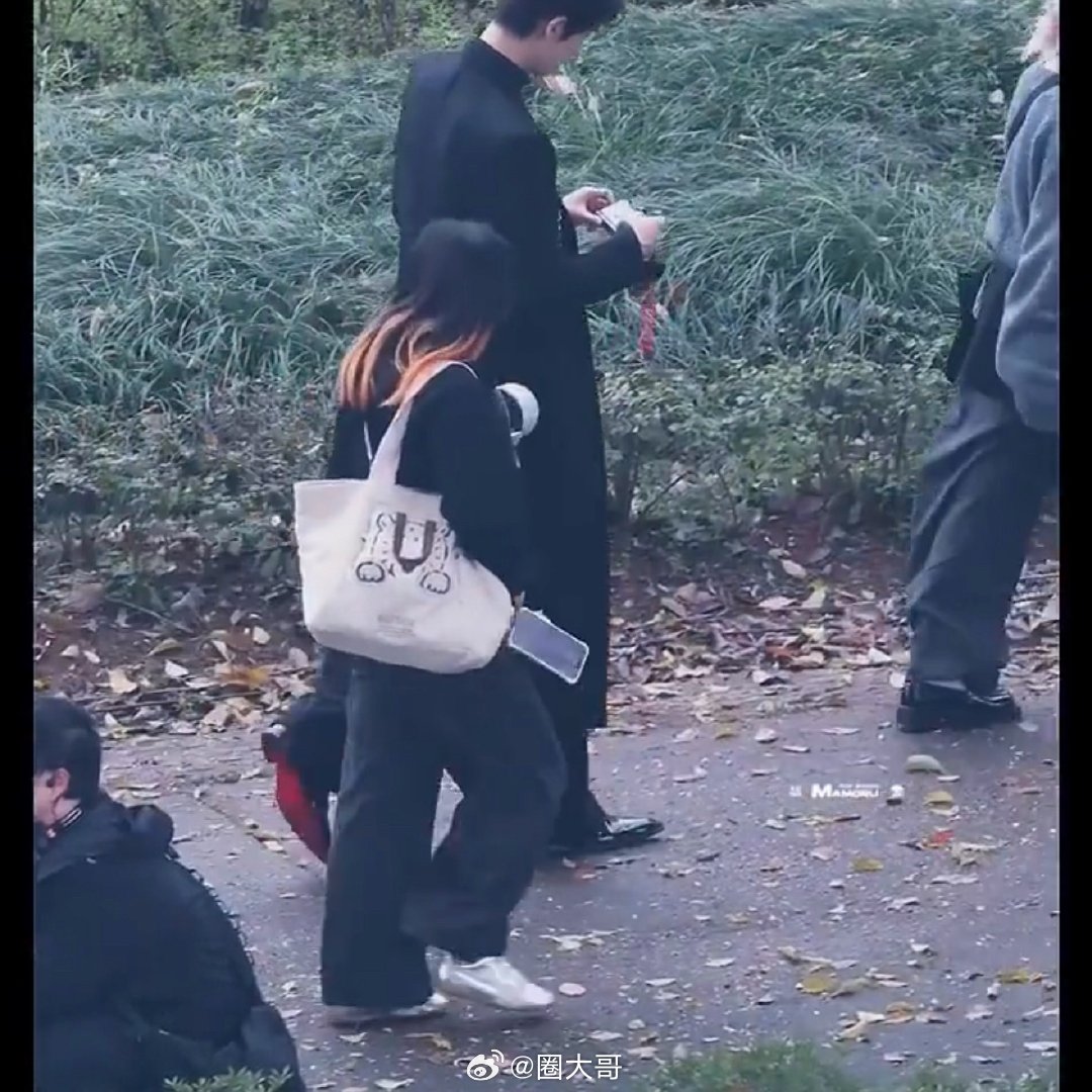 张凌赫听到喊名字第一反应找代拍张凌赫这是在横店待久了，被喊到名字第一反应就是找代