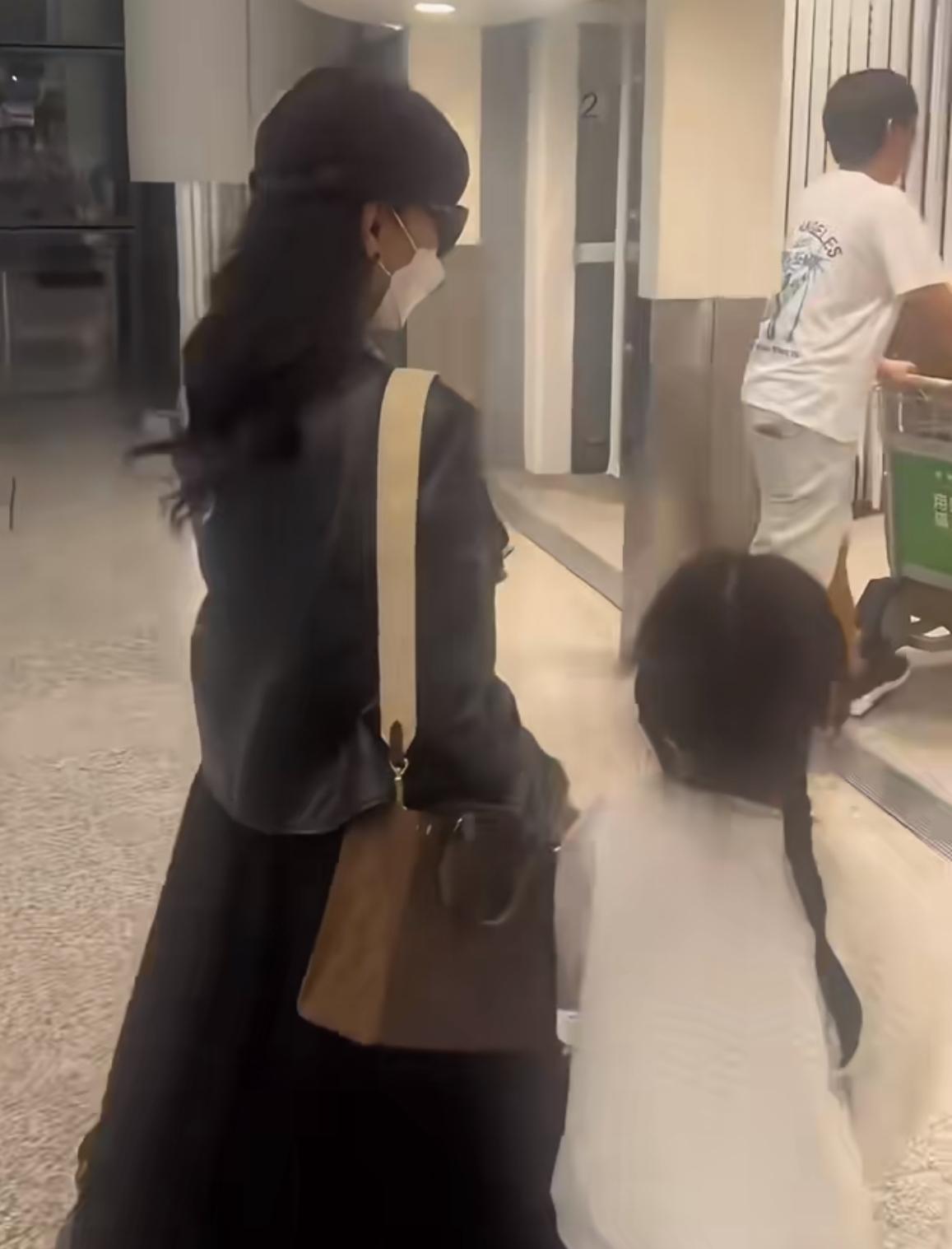 抓拍到的赵雅芝牵着小孙女，
70多岁的人这身段，
真的好显年轻说是孩子妈妈也没人