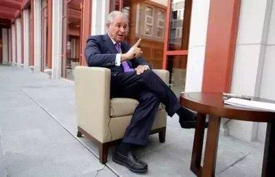 当美国财长亲眼目睹中国将持有的7800亿美元美债，通过第三方完成人民币结算时，整