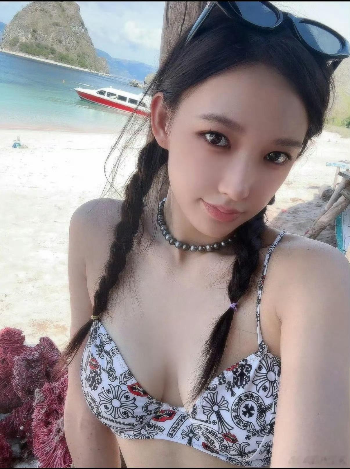 程潇海边比基尼美到爆👙 