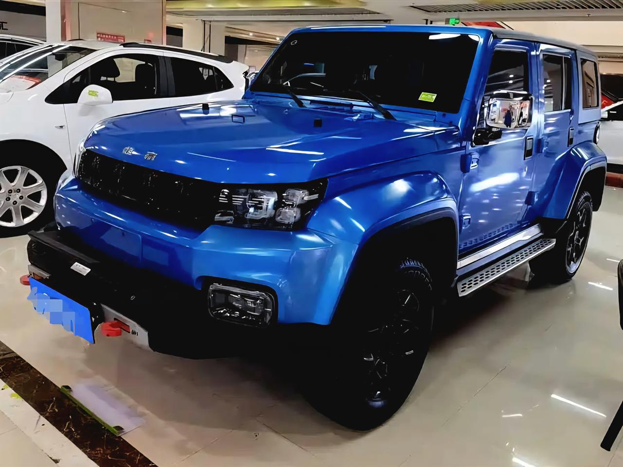 这车改的真不错，而且看样子是有升高，旁边应该是绞盘吧。这个宝蓝色的应该不是原厂的