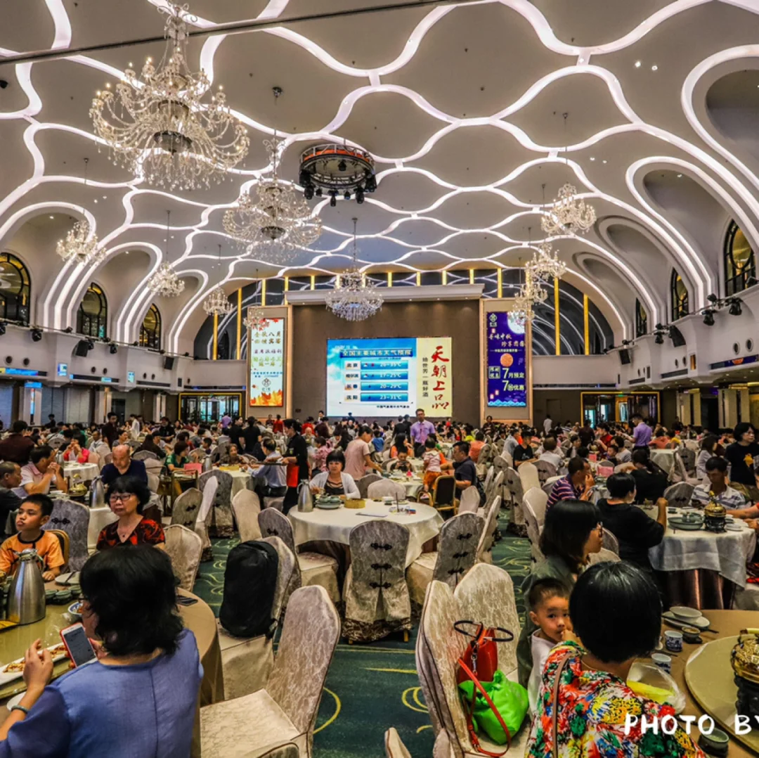 清晖园出来后，就到旁边上的珍之宝总店吃午饭，它是一家极具岭南文化韵味的粤菜酒楼