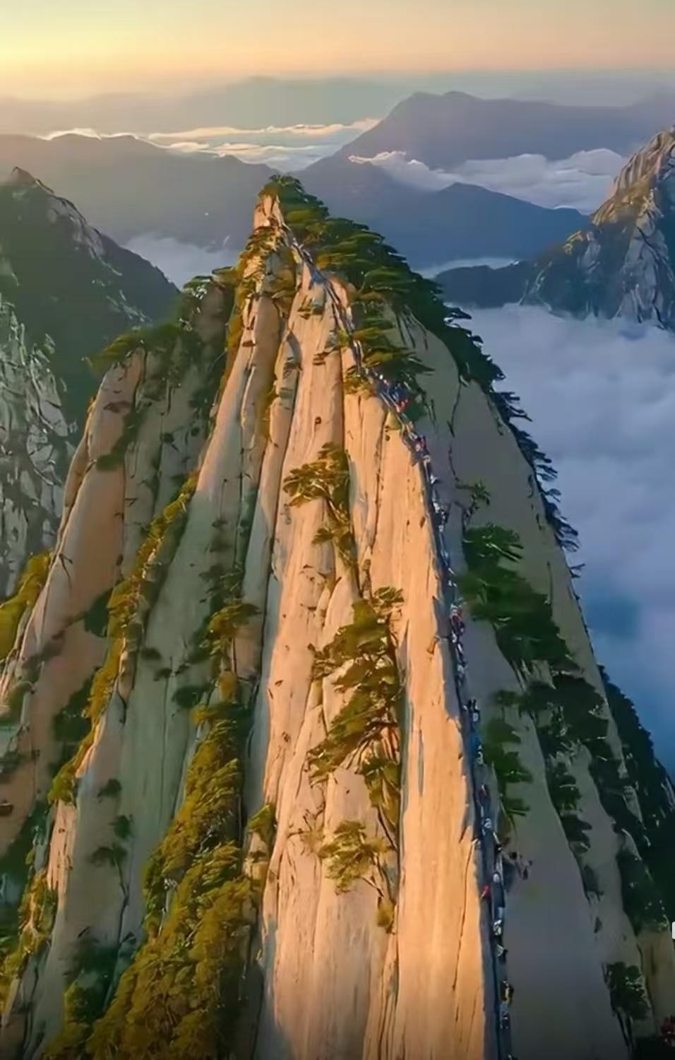 這是大自然的鬼斧神工，
雕刻出美麗的人間仙境。