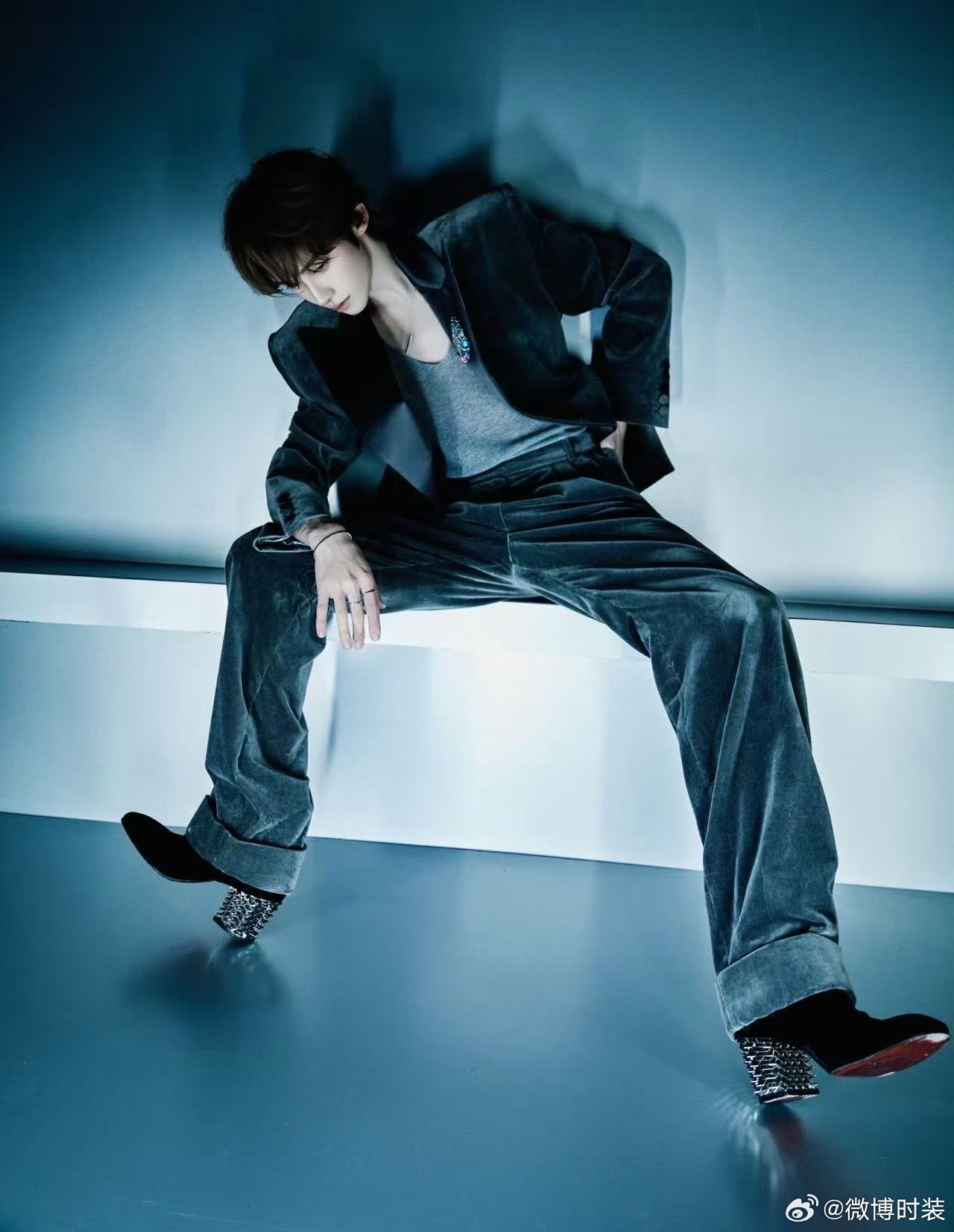 亮相东方风云榜，上脚Christian Louboutin Rosarocks男