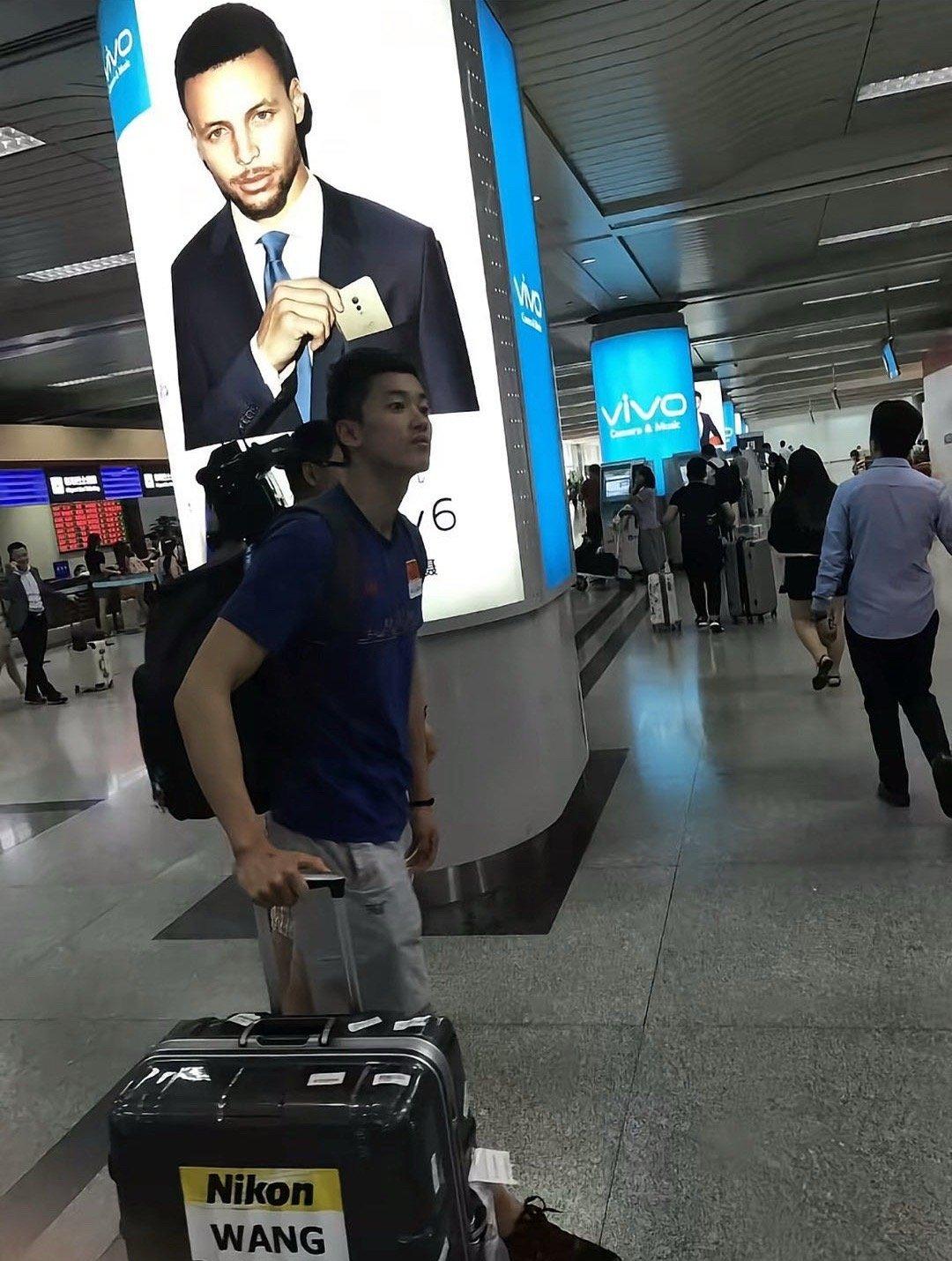 看到后面的那个时候的vivo代言人感觉到了年代感（其实也没过那么久 