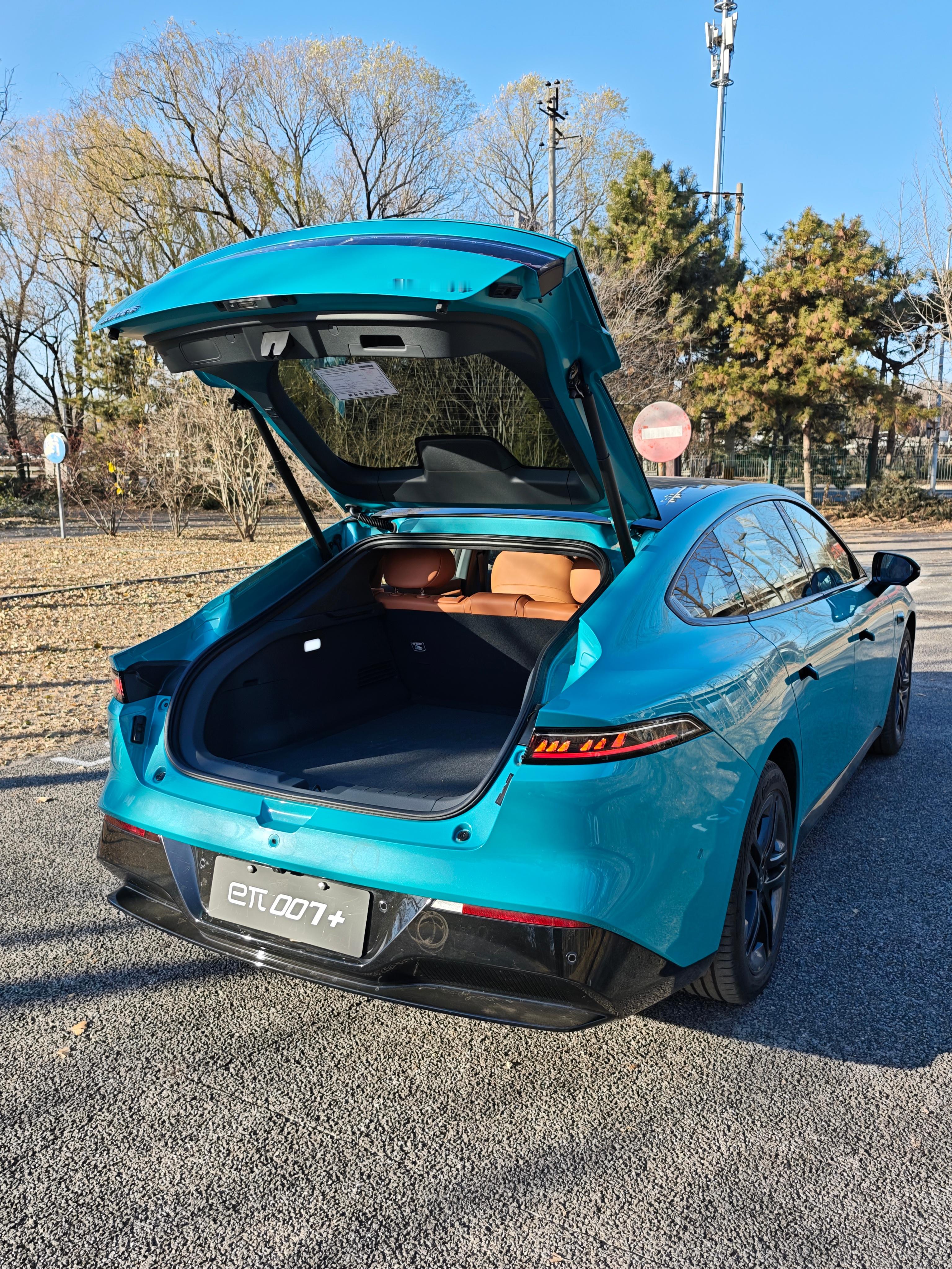 奕派007这个行啊溜背车身设计+掀背电动尾门，后排座椅放倒后坡度也不是很陡。对于