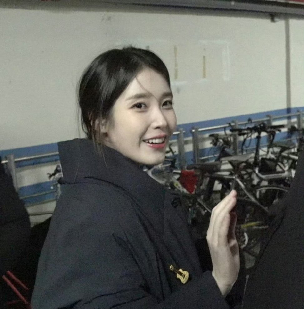 IU美得不知今夕是何年 IU生图，完全的冻龄女神 