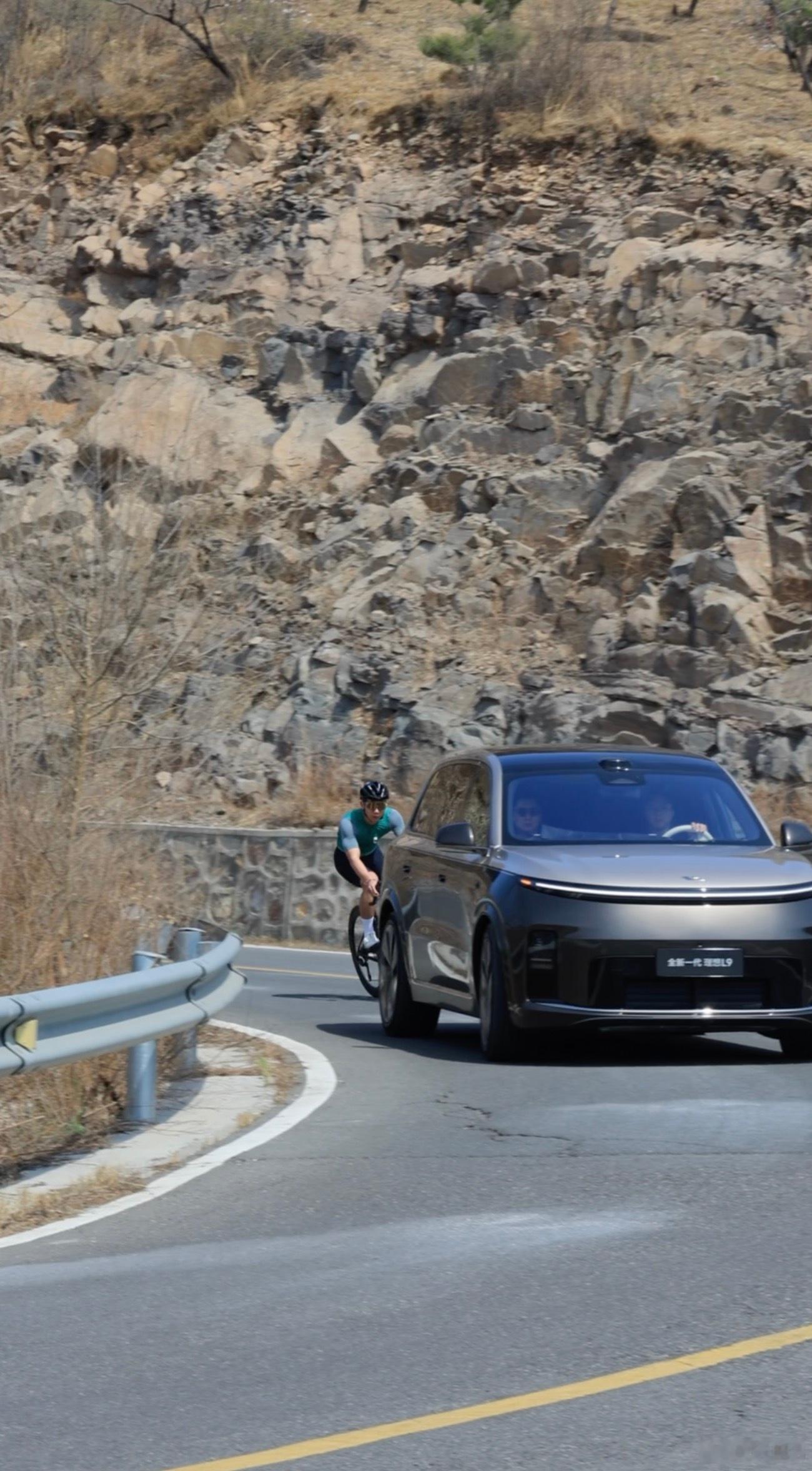 全新理想L9实车曝光 实车测试的全新理想L9让骑行网友赶上了根据之前公开的信息，