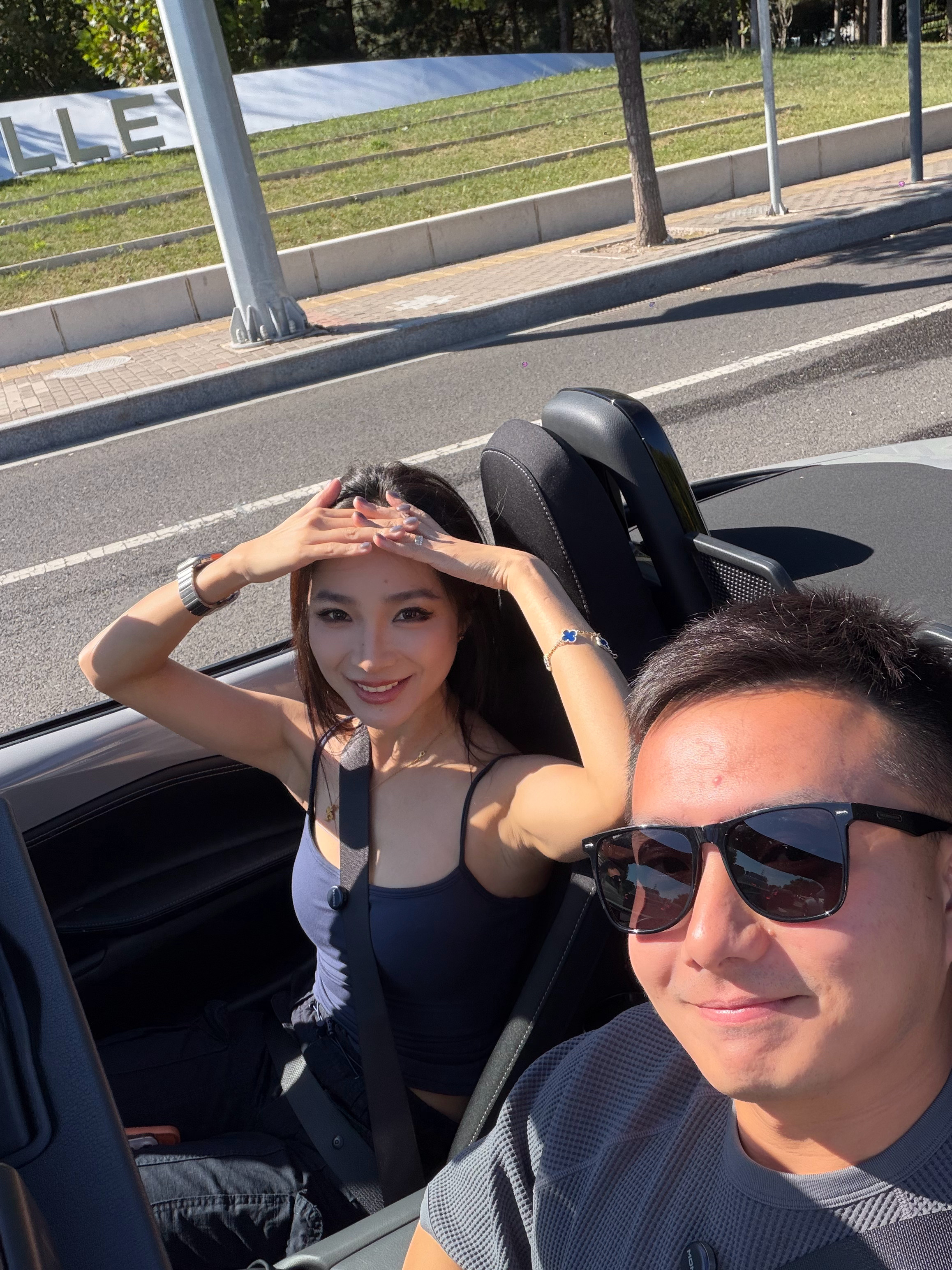 去交警队搞一下昨晚肇事逃逸的不能一个人去，得拉个人一起。[酷] ​​​