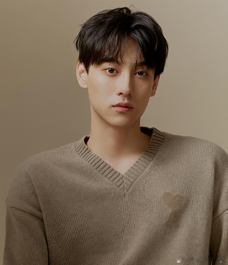 田栩宁直播 田栩宁，原名田雷，1997年9月19日出生于山东省济宁市，中国内地男