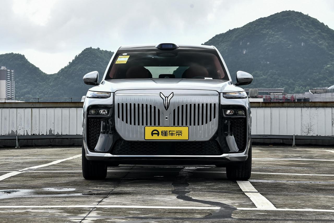 岚图泰山 X8 这款车，性价比其实还挺高的。优点是大五座空间越级，坐起来特别宽敞