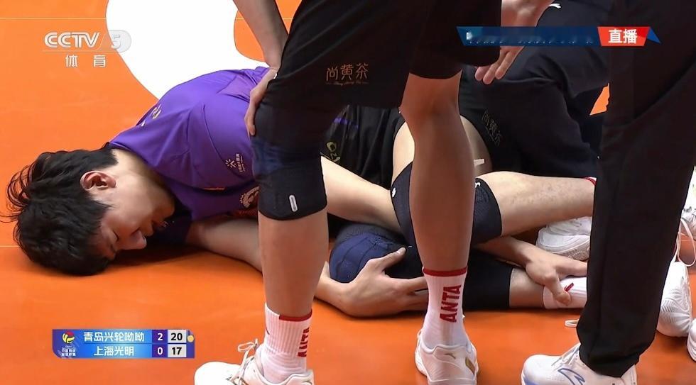 张哲嘉受伤了不要有大碍啊，老将不容易2025-2026中国男排超级联赛