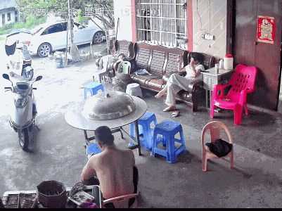 电动车停下了就要记得把钥匙给拨掉，特别是有小孩子的家庭，更应该切记。
小男孩跑出