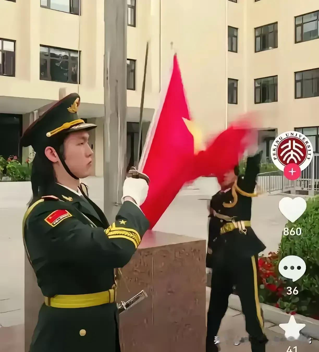 祖国75周年生日，北京大学升旗，旗手男一头飘然的长发引发网友的争论，北京大学做出