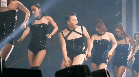 越来越让人受不了了！
韩国鸟叔的表演，看着太难受了！一个微胖的大叔，动作夸张，带