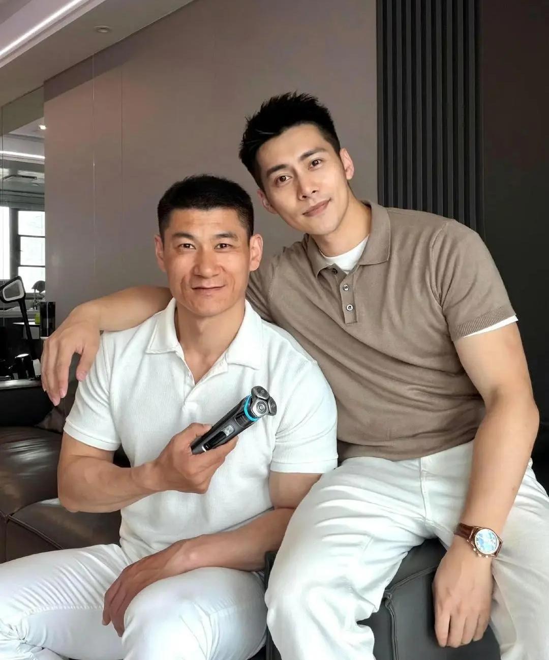 为什么喜欢爸爸的人多，喜欢儿子的人少？这是一对父子俩，大家觉得爸爸和儿子谁的颜值
