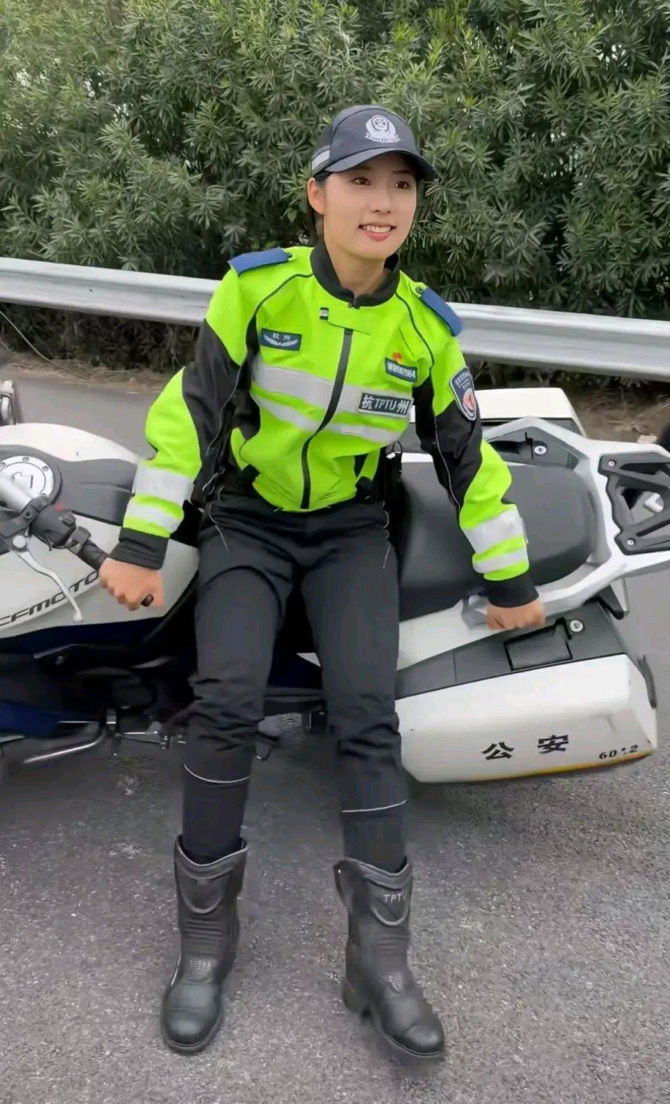 杭州女骑警太牛啦！有个酷似贾静雯的女骑警，能原地“秒起”650斤重的机车，这力气