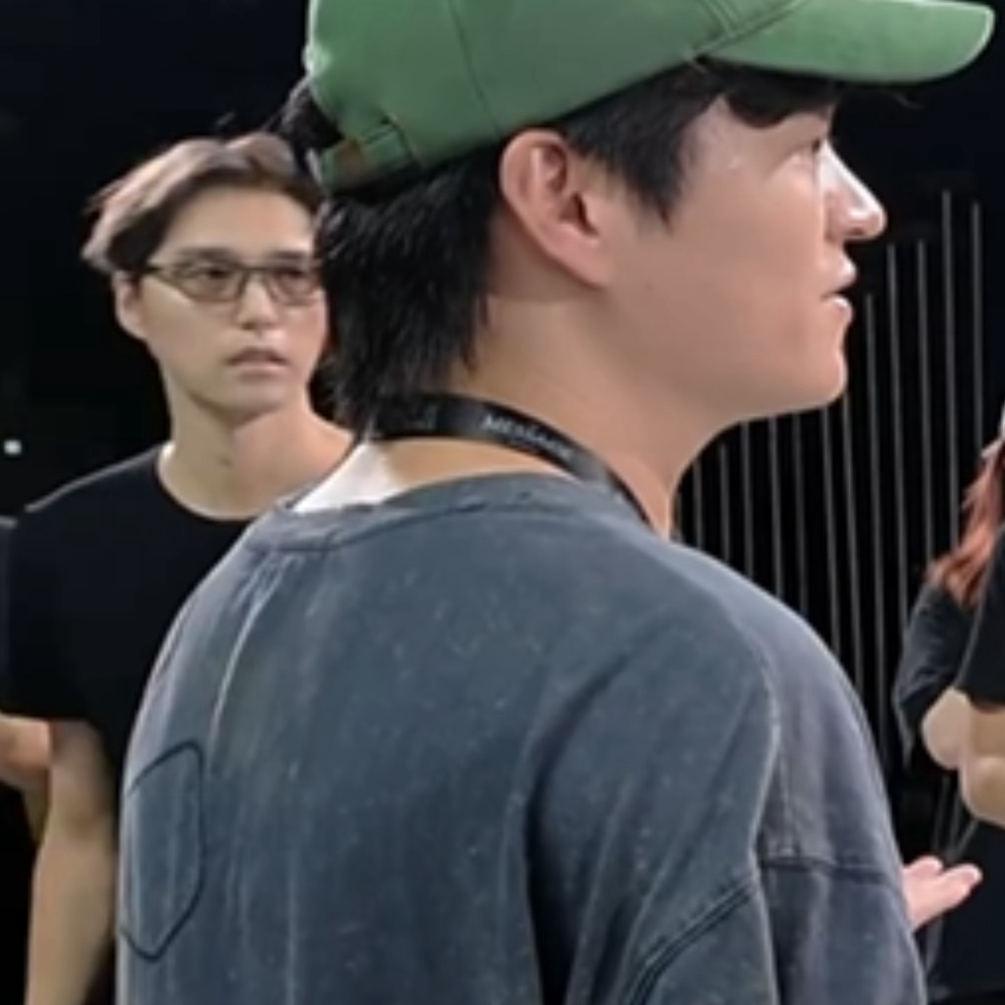 卞师在帮懵着的小孩按肩放松呢🥺 
