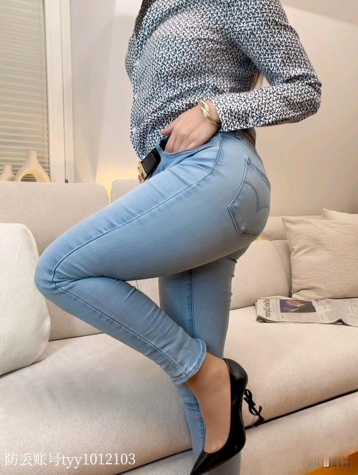 这“沙漏感”谁顶得住啊！衬衫+牛仔裤也能穿出超模比例
 
谁懂啊！普通衬衫+浅蓝