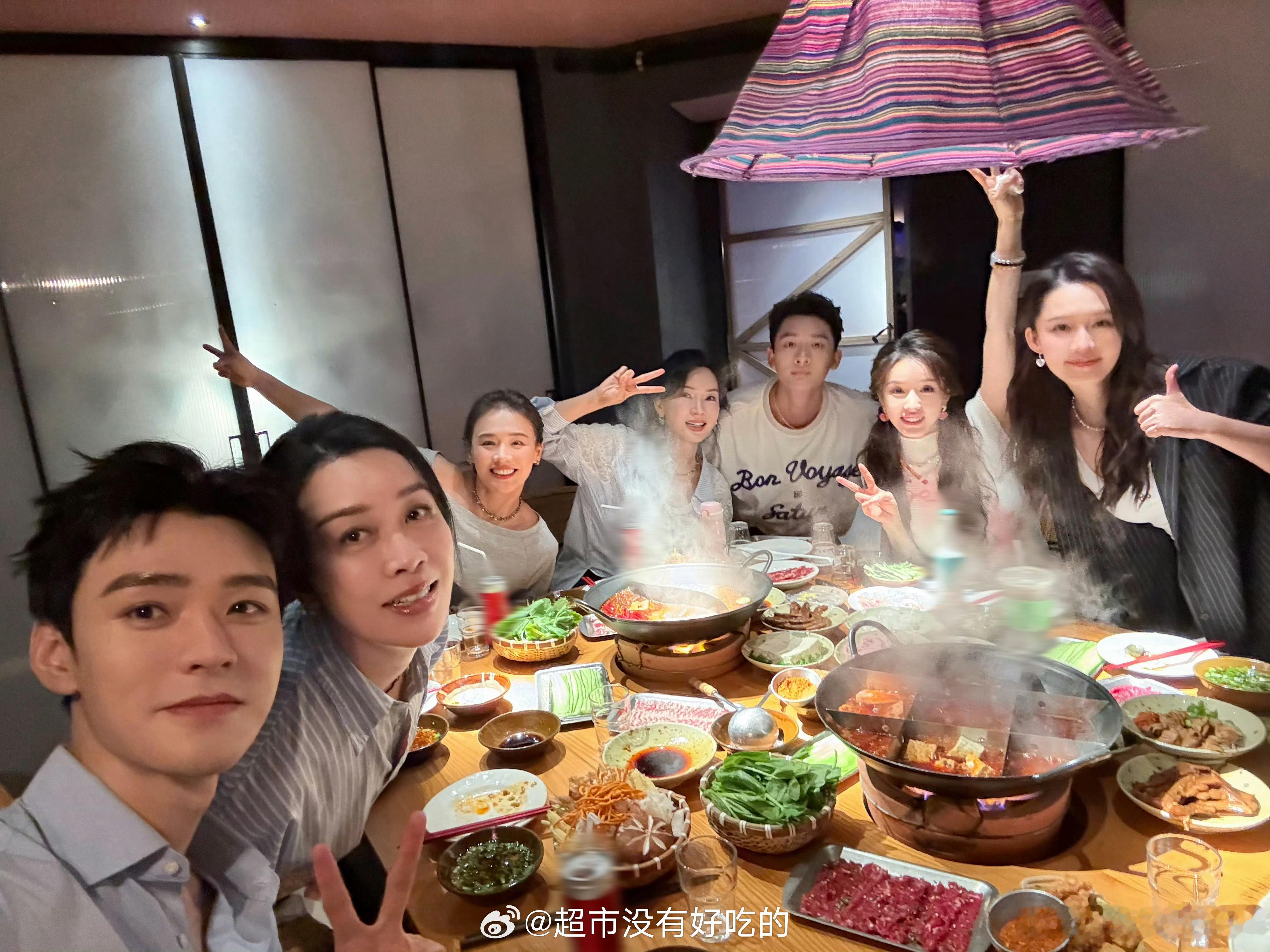 哇，龚俊和花少7团体聚餐了 ​​​