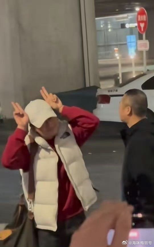 吴京 老人撒饭谁懂啊！吴京这波老人撒饭太圈粉了！不懂饭圈规则却真诚接梗，实在不端