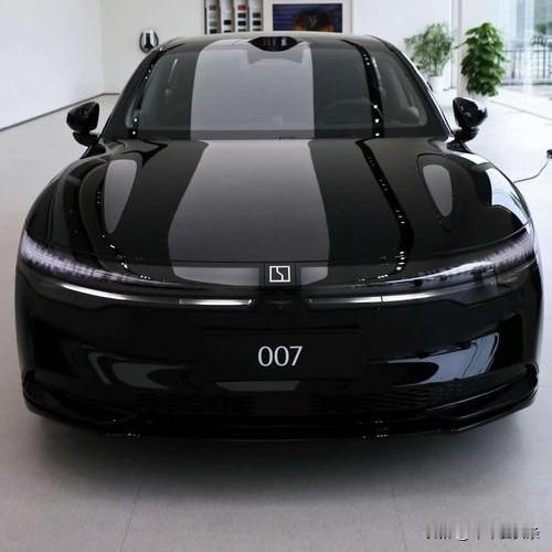 极氪007，是现代科技与艺术的结合。隐藏式门把手与无框车门设计，赋予其低至0.2