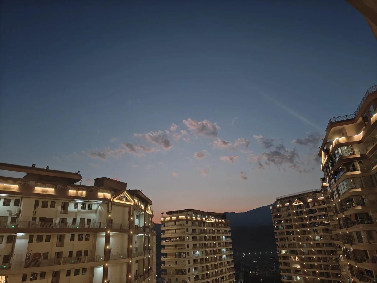 已经晚上七点半了，西双版纳景洪的天还没有全黑下来，天空中还呈现着没有了太阳光照射