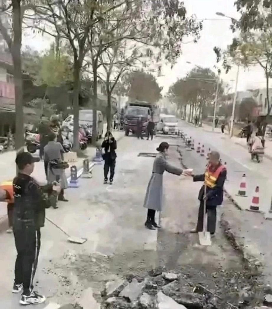送一杯奶茶带两个摄影师？