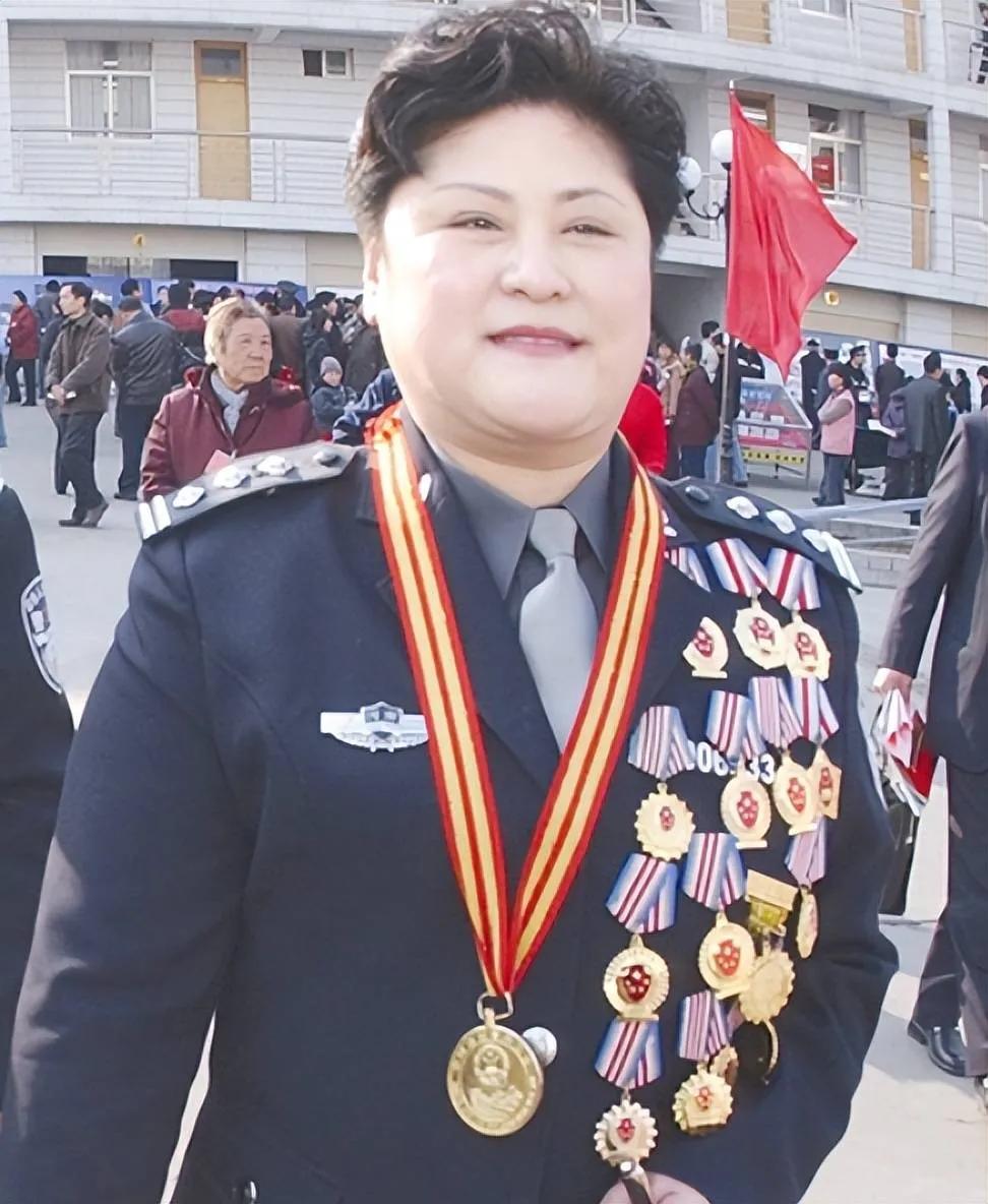 1988年郑州，女警王玉荣结束卧底任务未换警服，遭两名壮汉强行塞进出租车，脖子被